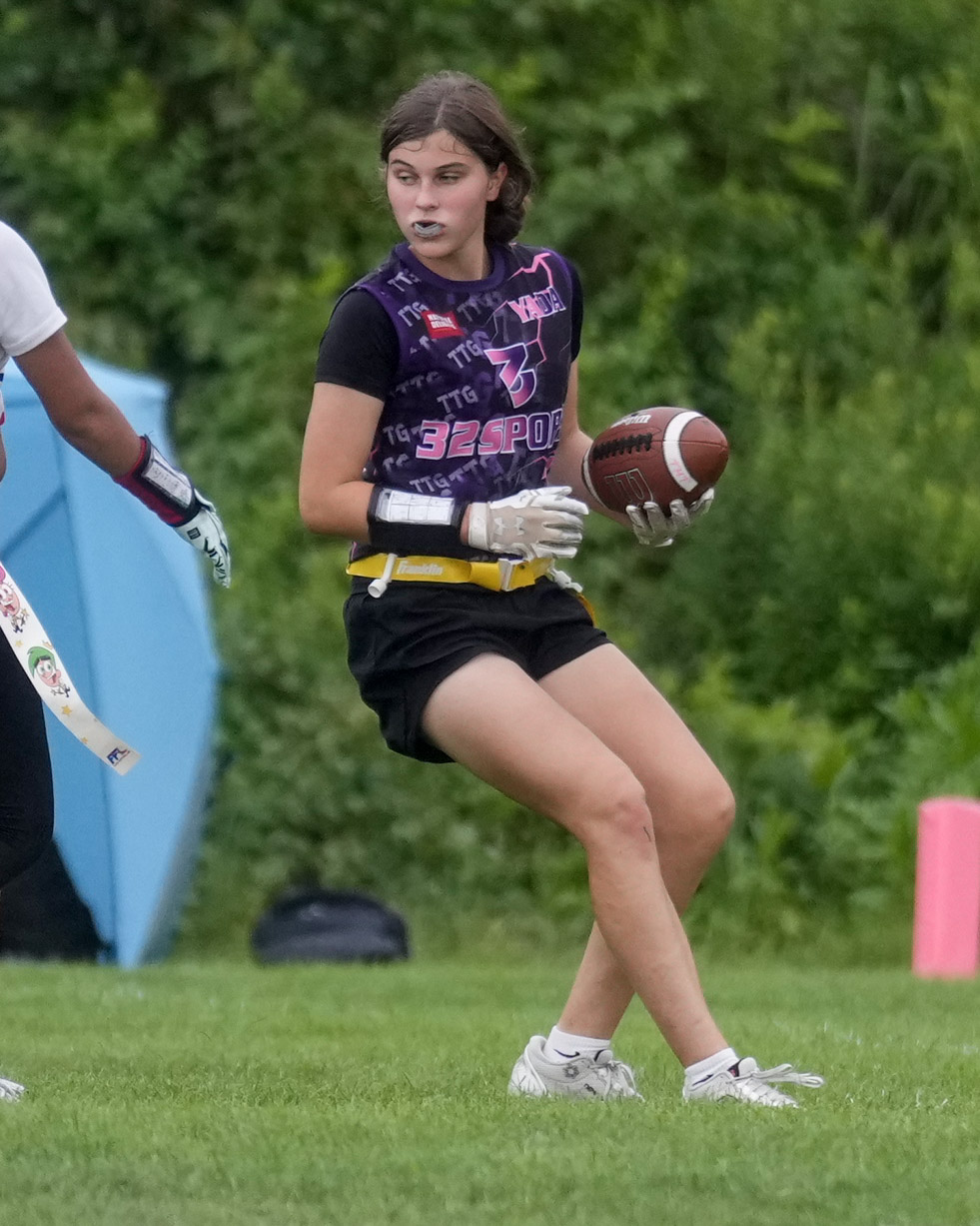 32 Sports player carrying the football and changing direction